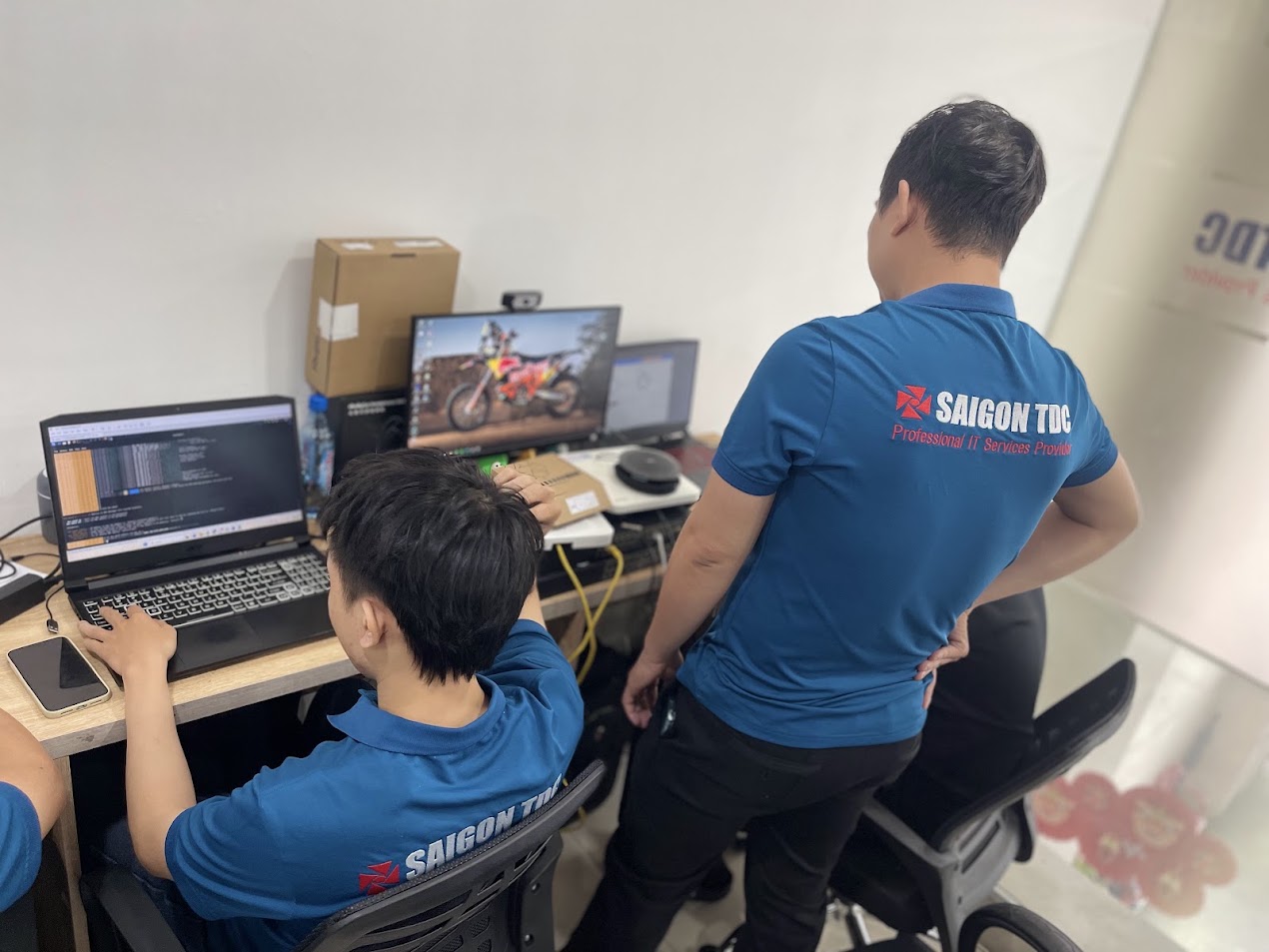 Kỹ sư Saigon TDC sử dụng các công cụ phần mềm chuyên dụng để quản trị và phân tích hệ thống IT khách hàng