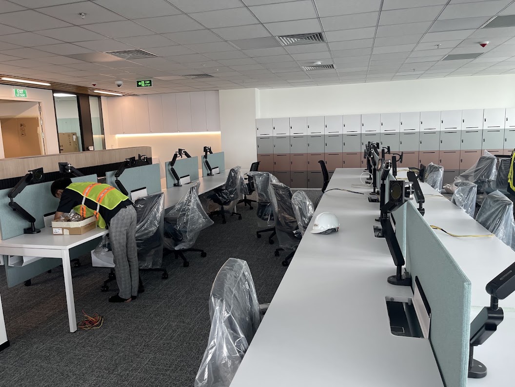 Kỹ thuật viên IT Helpdesk SaiGon TDC hỗ trợ nâng cấp và bảo trì hệ điều hành máy tính tận nơi cho văn phòng